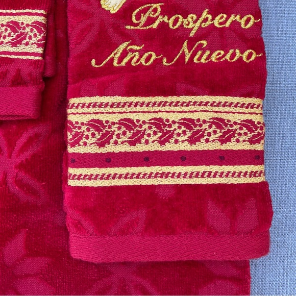 Beautiful red with embroidered Feliz Navidad 3-piece towel set - Picture 2 of 5